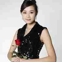 手拿一支玫瑰女生头像图片