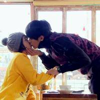 两个人接吻的情侣头像