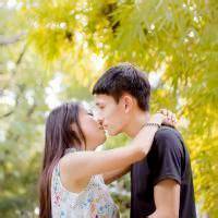 两个人接吻的情侣头像