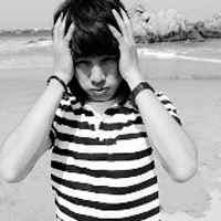 穿黑白条纹衣服的男生头像