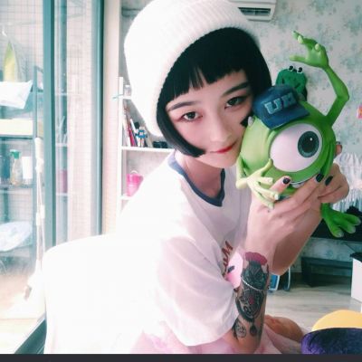 怪异风格另类头像女_颜色不一样的烟火