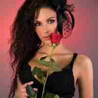 手拿一支玫瑰女生头像图片