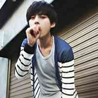 穿黑白条纹衣服的男生头像