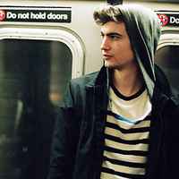 穿黑白条纹衣服的男生头像