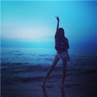 女生头像海边背影意境_夕阳大海边的意境女生好美好美