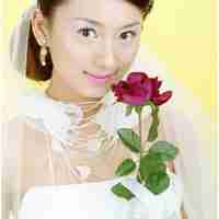 手拿一支玫瑰女生头像图片