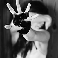 黑白系伤感男生头像_忆往事伤感落泪