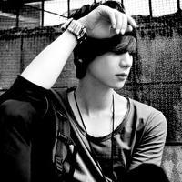 黑白系伤感男生头像_忆往事伤感落泪