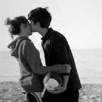 两个人接吻的情侣头像