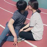 两个人接吻的情侣头像