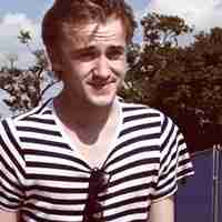 穿黑白条纹衣服的男生头像