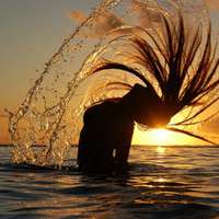 女生头像海边背影意境_夕阳大海边的意境女生好美好美