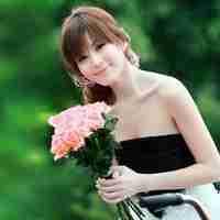 手拿一支玫瑰女生头像图片