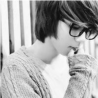 黑白系伤感男生头像_忆往事伤感落泪