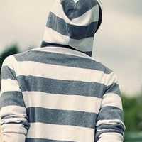 穿黑白条纹衣服的男生头像