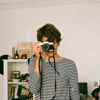 穿黑白条纹衣服的男生头像