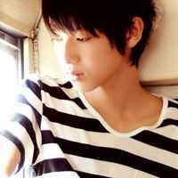 穿黑白条纹衣服的男生头像