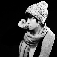 黑白系伤感男生头像_忆往事伤感落泪