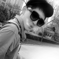 黑白系伤感男生头像_忆往事伤感落泪