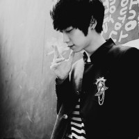 黑白系伤感男生头像_忆往事伤感落泪