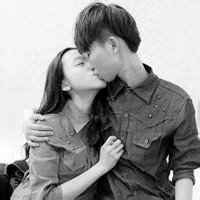 两个人接吻的情侣头像