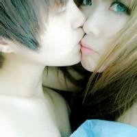 两个人接吻的情侣头像