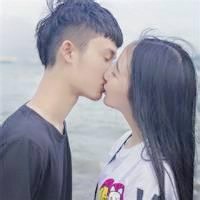 两个人接吻的情侣头像