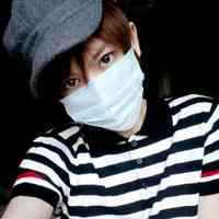 穿黑白条纹衣服的男生头像