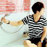 穿黑白条纹衣服的男生头像