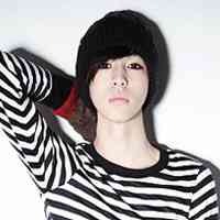穿黑白条纹衣服的男生头像
