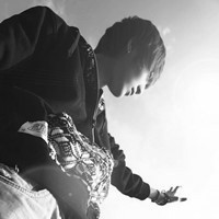 黑白系伤感男生头像_忆往事伤感落泪