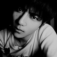 黑白系伤感男生头像_忆往事伤感落泪