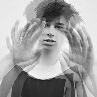 黑白系伤感男生头像_忆往事伤感落泪