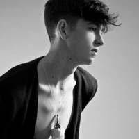 黑白系伤感男生头像_忆往事伤感落泪