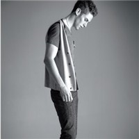 黑白系伤感男生头像_忆往事伤感落泪