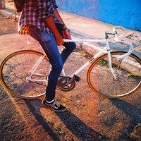 好看有意境的骑单车的男生头像