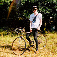 好看有意境的骑单车的男生头像