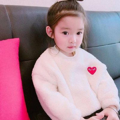 萌娃头像女生可爱 作搞怪状的可爱萌娃