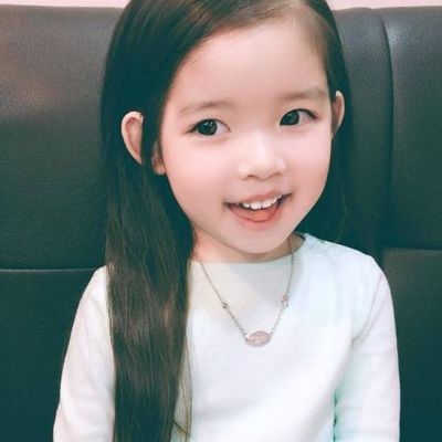 萌娃头像女生可爱 作搞怪状的可爱萌娃