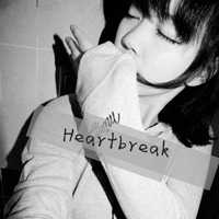 黑白女生带字头像伤感 依旧是一个人感伤