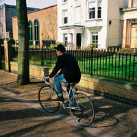 好看有意境的骑单车的男生头像