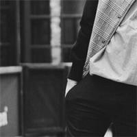 微信头像男生下半身黑白照