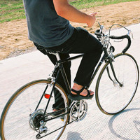 好看有意境的骑单车的男生头像