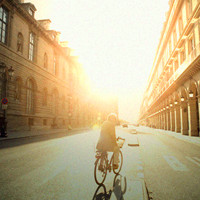 好看有意境的骑单车的男生头像