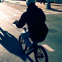 好看有意境的骑单车的男生头像