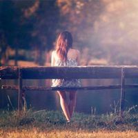 坐在湖边凳子上的女生背影头像