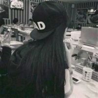 戴帽子女生低头头像_好看个性带帽子的女生