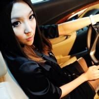 女生开车头像真实照片 靓丽美丽女生带眼镜霸气开车