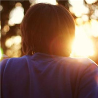 好看的唯美微信头像男生阳光背影