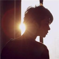 好看的唯美微信头像男生阳光背影